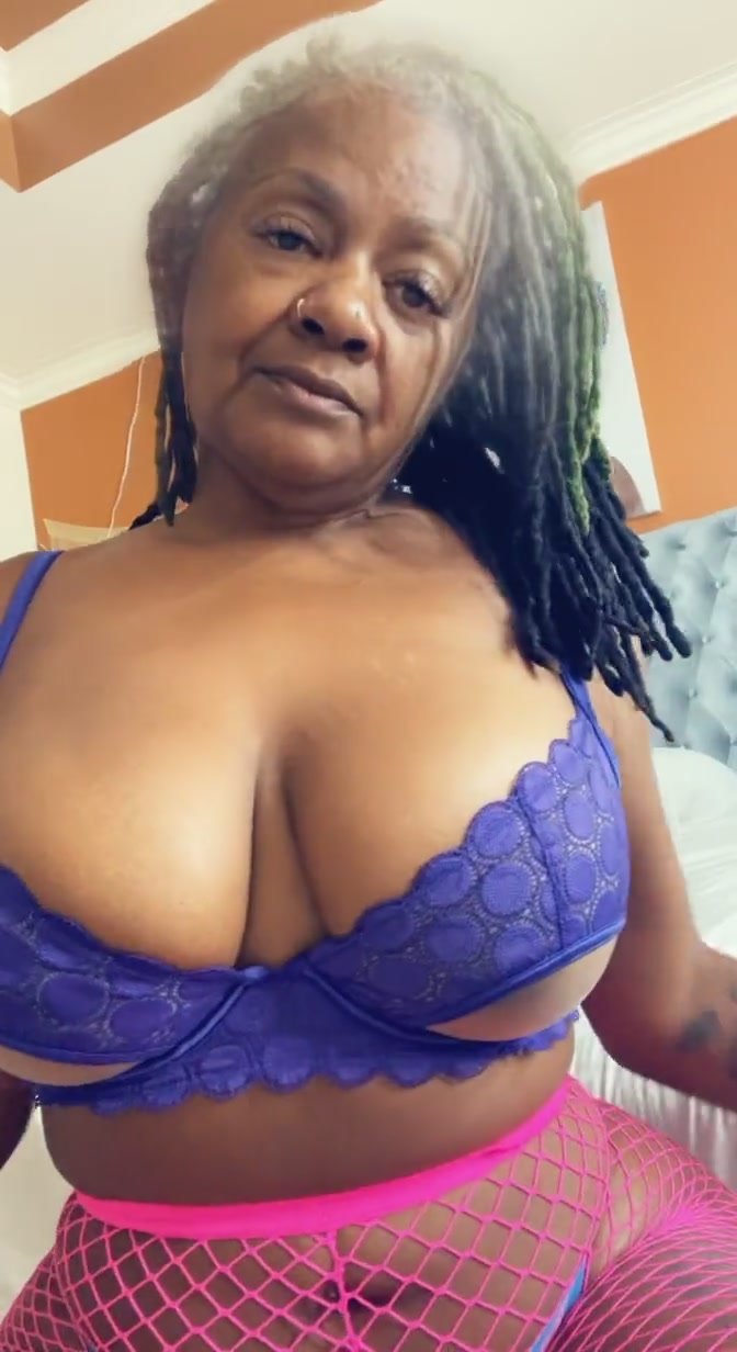 Sexy ebony granny quick titty shake