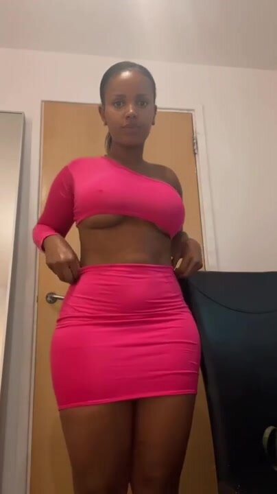 Ebony Tight Ass Porn - Sexy ebony shaking ass with tight clothes - ThisVid.com