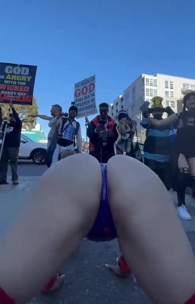 Asuka Cosplayer Twerking ThisVid