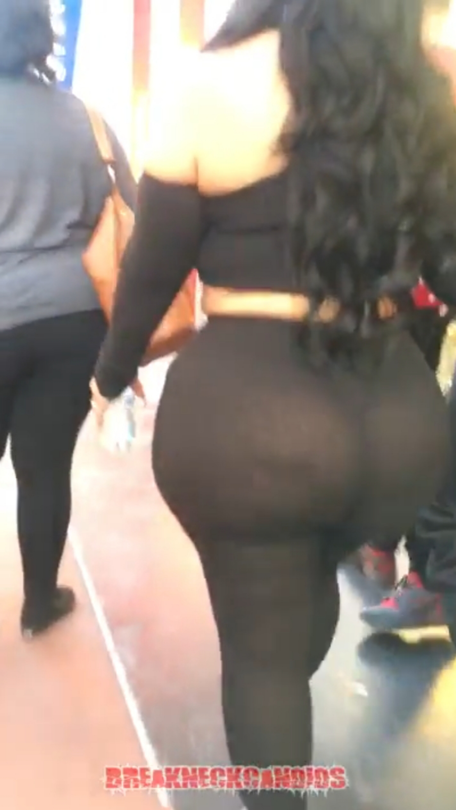 HUGE ASS IN LEGGINGS CANDID - ThisVid.com