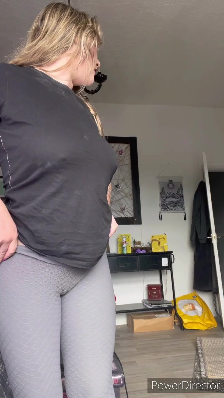 SLOPPY WET SHIT IN YOGA PANTS picture