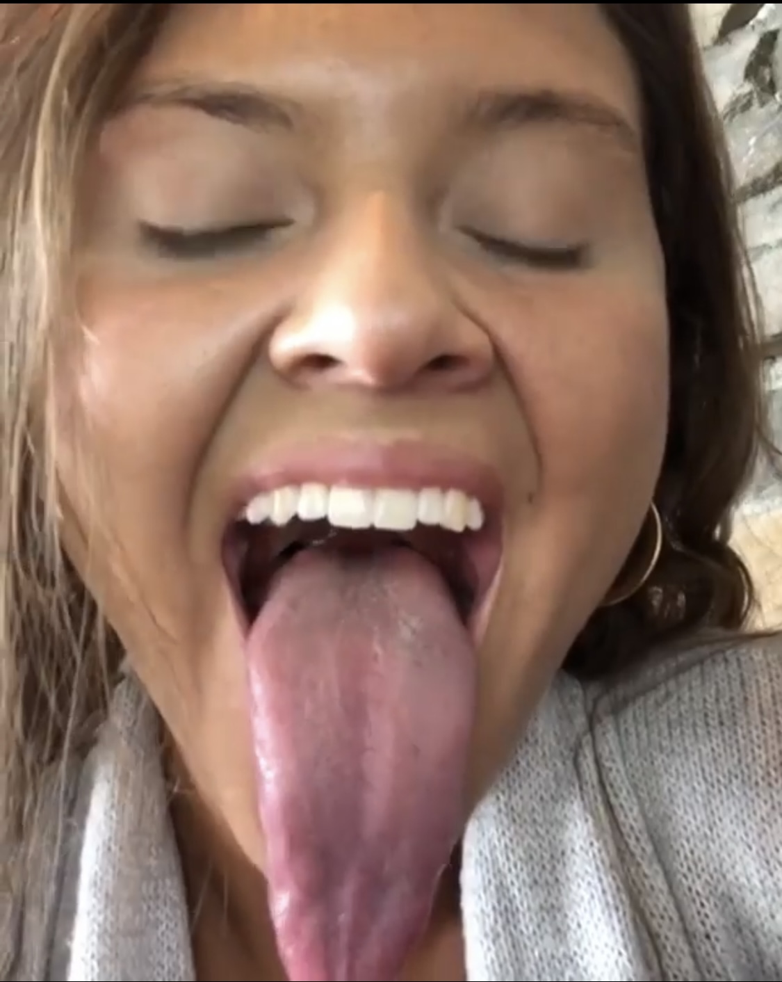 Handlemytongue close up - ThisVid.com