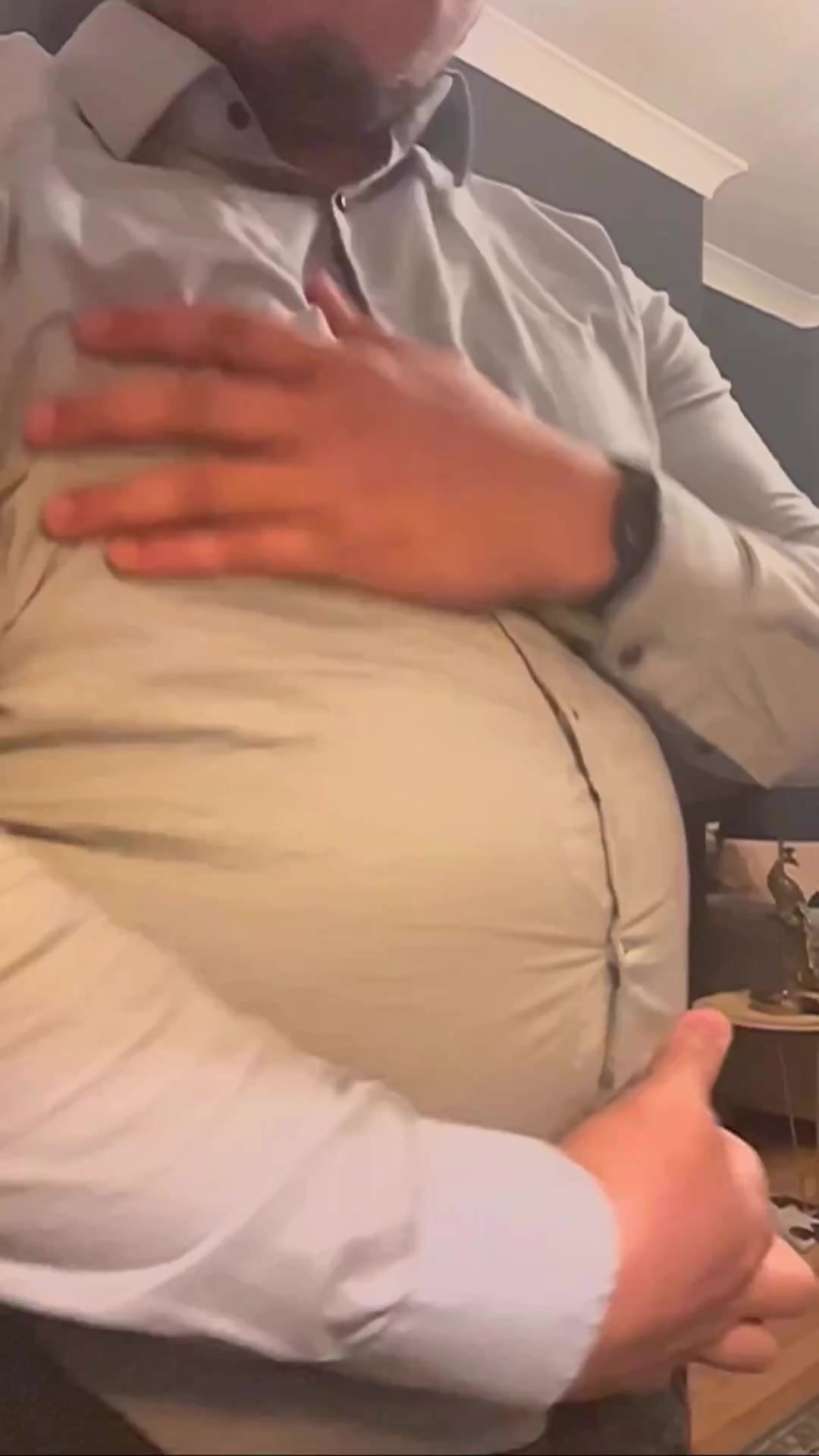 Guy Moaning and Rubing His Gurgling Belly - ThisVid.com