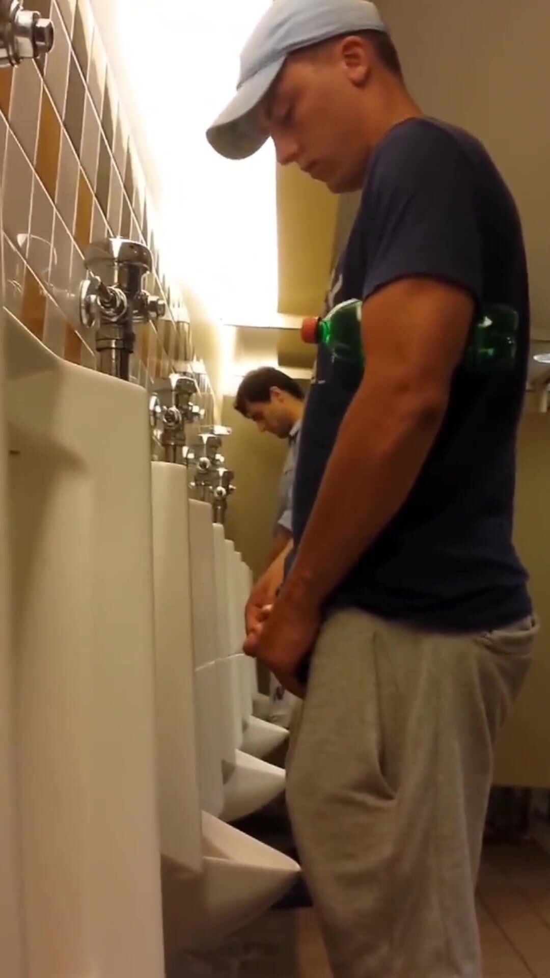 Foreskin pulled back at urinal - ThisVid.com