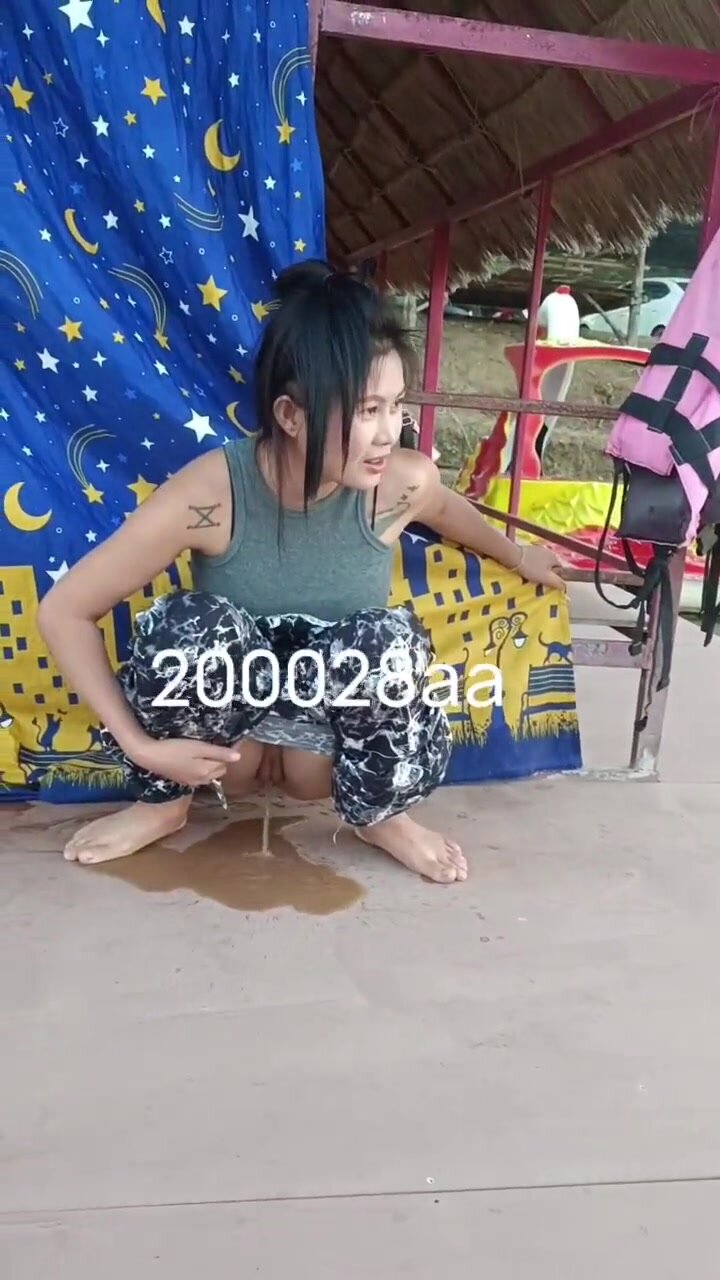 Cute barefoot Chinese babe takes a pee by the lake - ThisVid.com Türkçe