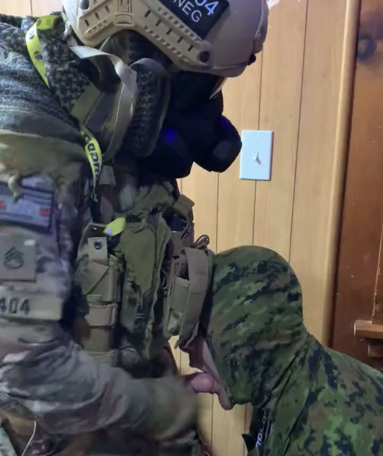 Soldier with gas mask enjoys in sub's mouth - ThisVid.com