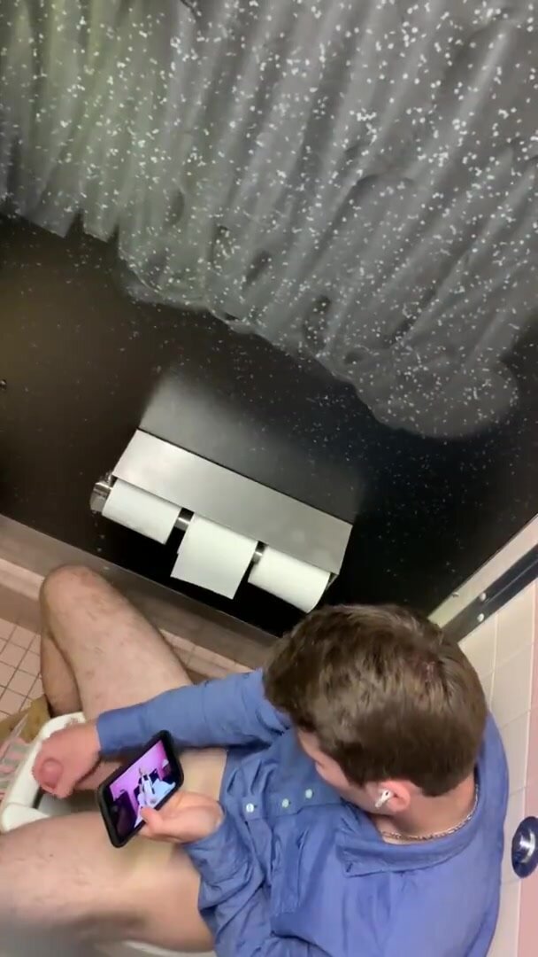 TOILET SPYCAM - VIDEO 94 - ThisVid.com