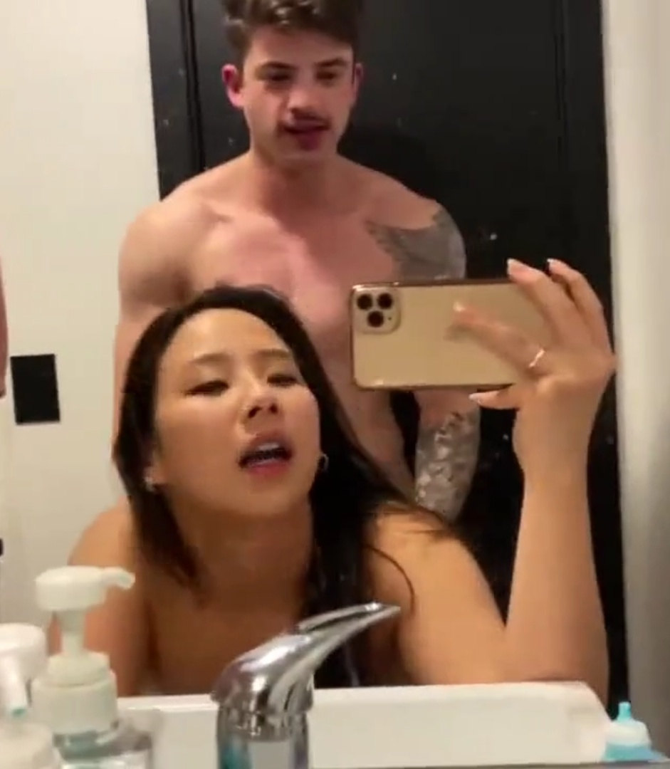 Hot white guy Asian female bathroom sex (Vid 2) - ThisVid.com Türkçe