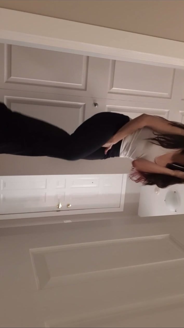 Black flared leggings peeing on the phone - ThisVid.com En español