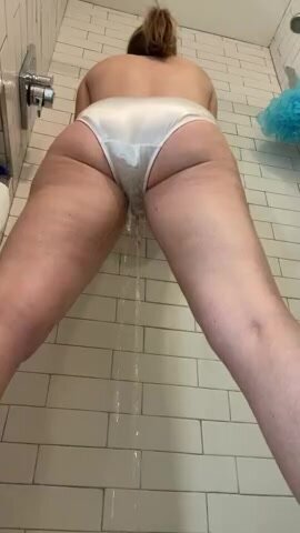 Sexy topless girl pees panties standing in the shower - ThisVid.com 中文