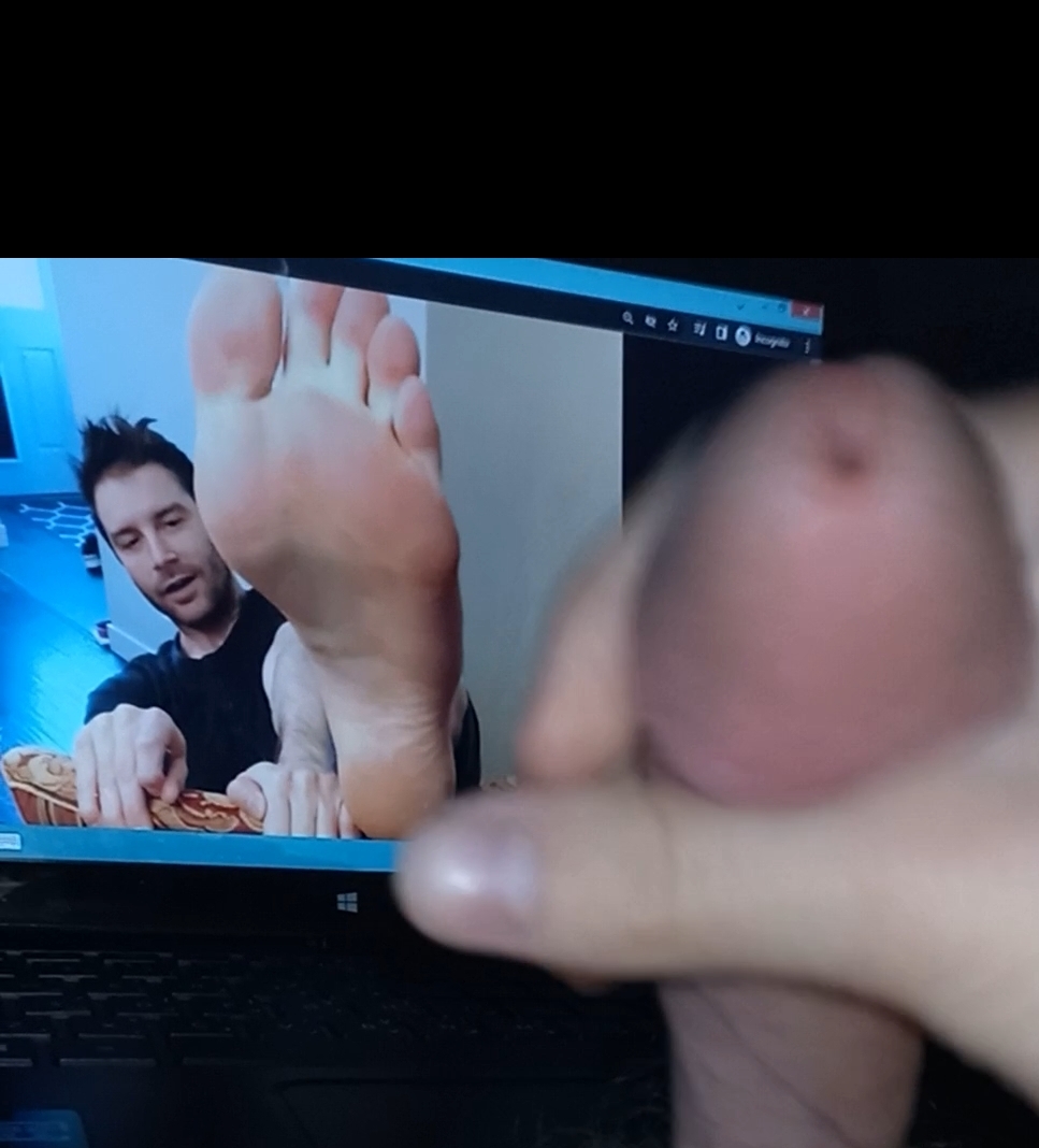 Cumming to the hottest feet ever. - ThisVid.com