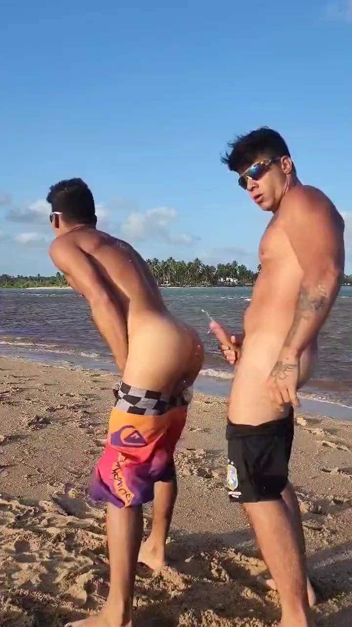 Hot guys doing naughty on the beach. - ThisVid.com em inglês