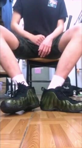 学生宿舍白袜飞机jerking off in White Sox - ThisVid.com
