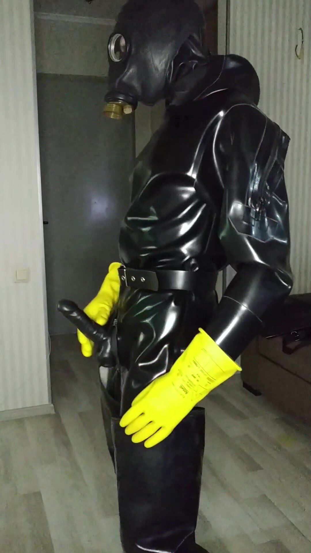 Cum On Rubber - Heavy rubber cum in yellow gloves - ThisVid.com