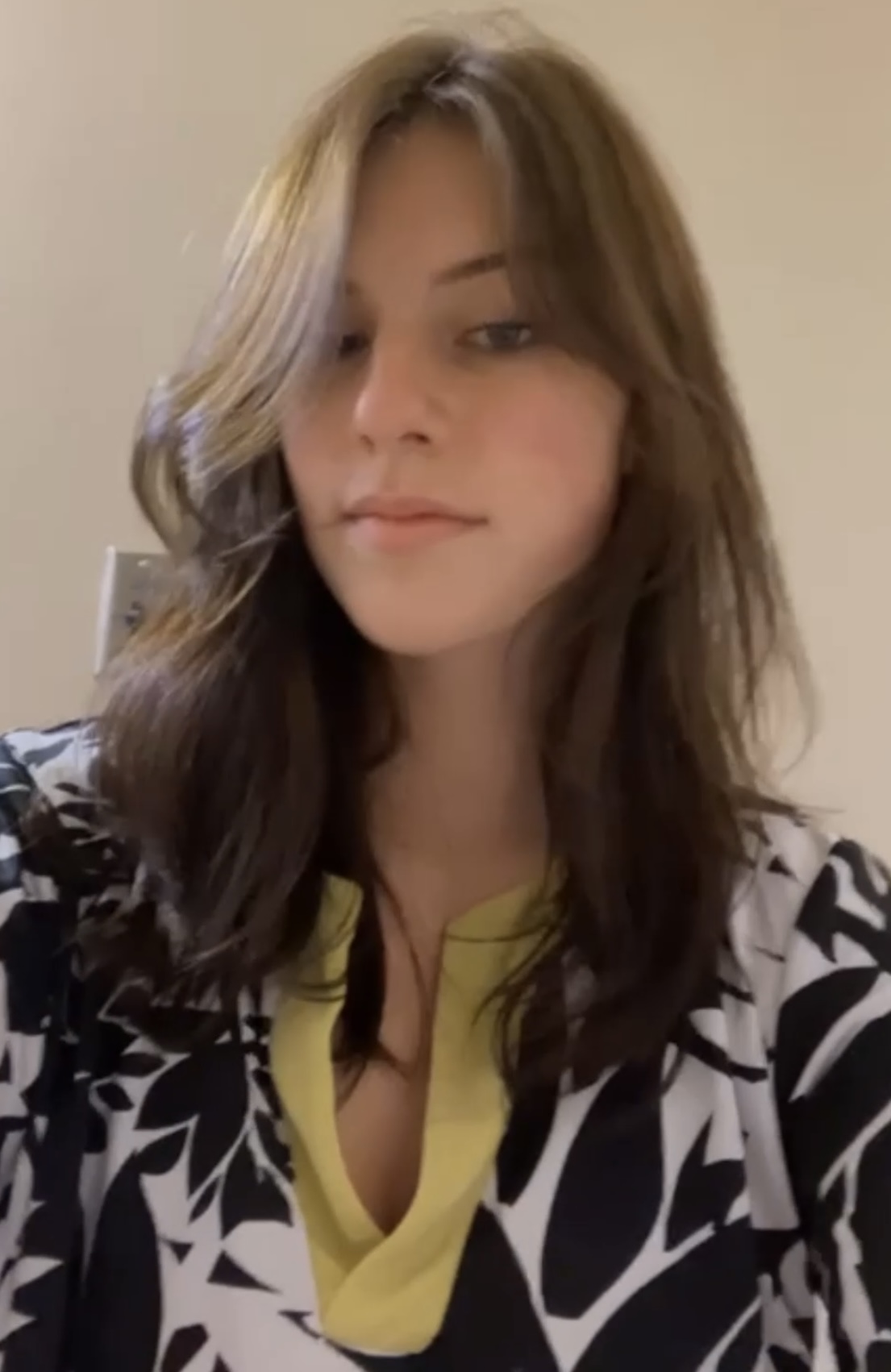 Hot girl shitting + closeups - ThisVid.com