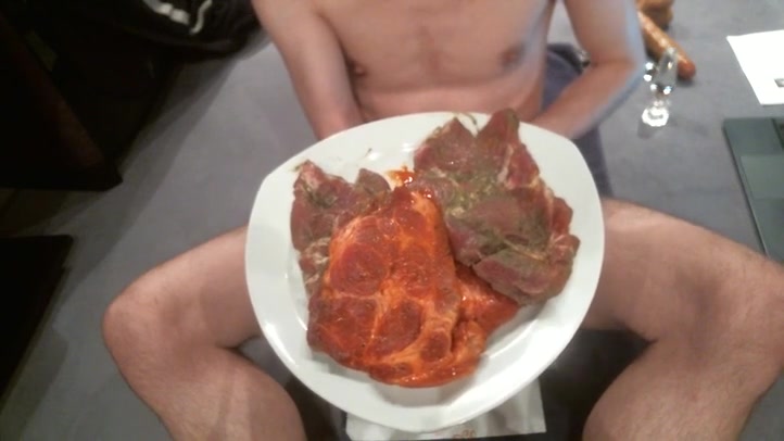 722px x 406px - Stuffing 3 raw Steaks in Hole - ThisVid.com
