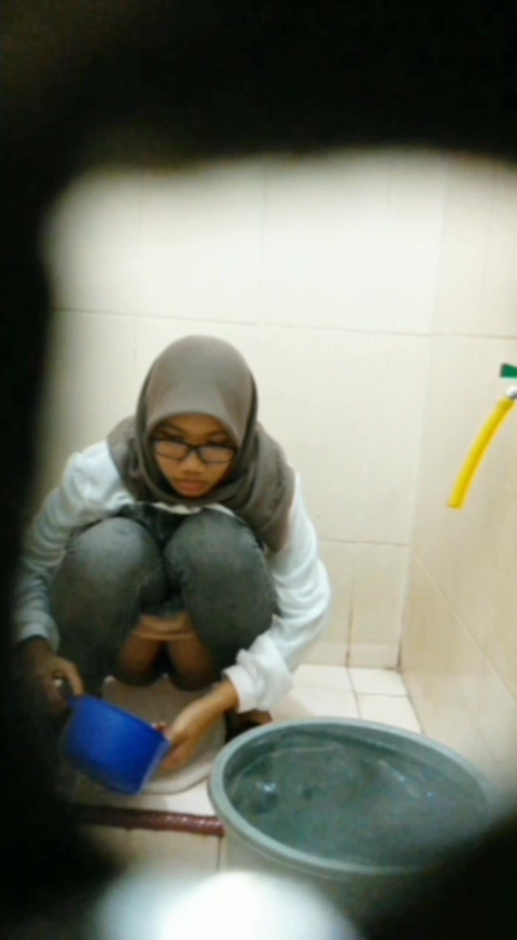 Jilbab Poop 1 - ThisVid.com