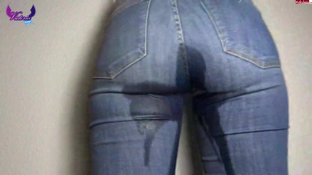 Girl pees in jeans - ThisVid.com