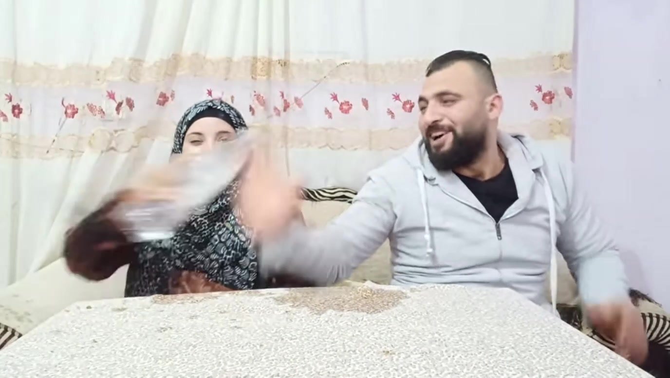 Arab woman chew finger - ThisVid.com En español