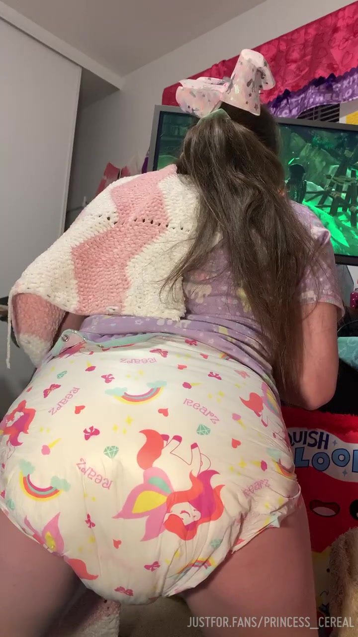 Baby girl poop her diaper while playing - ThisVid.com