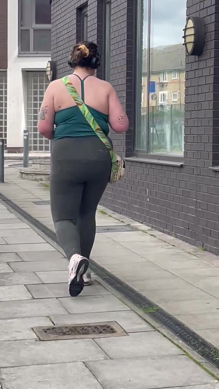 Sexy bbw ass walking in leggings - ThisVid.com