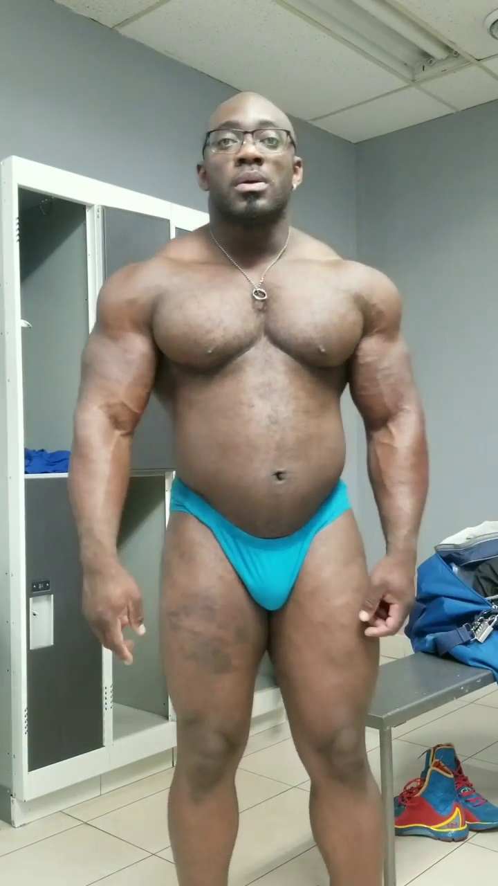 BLACK BODYBUILDER FLEXING IN BLUE THONG - ThisVid.com Türkçe