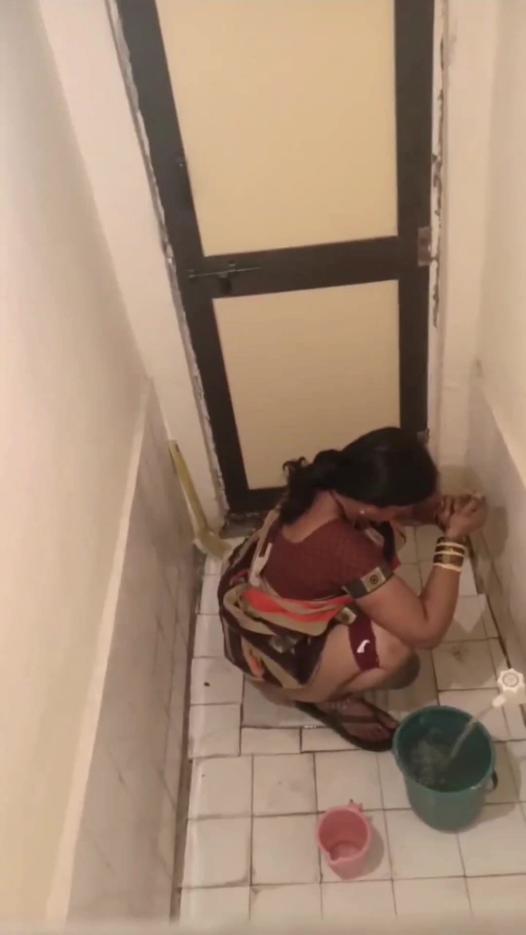 Voyeur Toilet Pissing - Desi bhabhi toilet pissing spy - ThisVid.com
