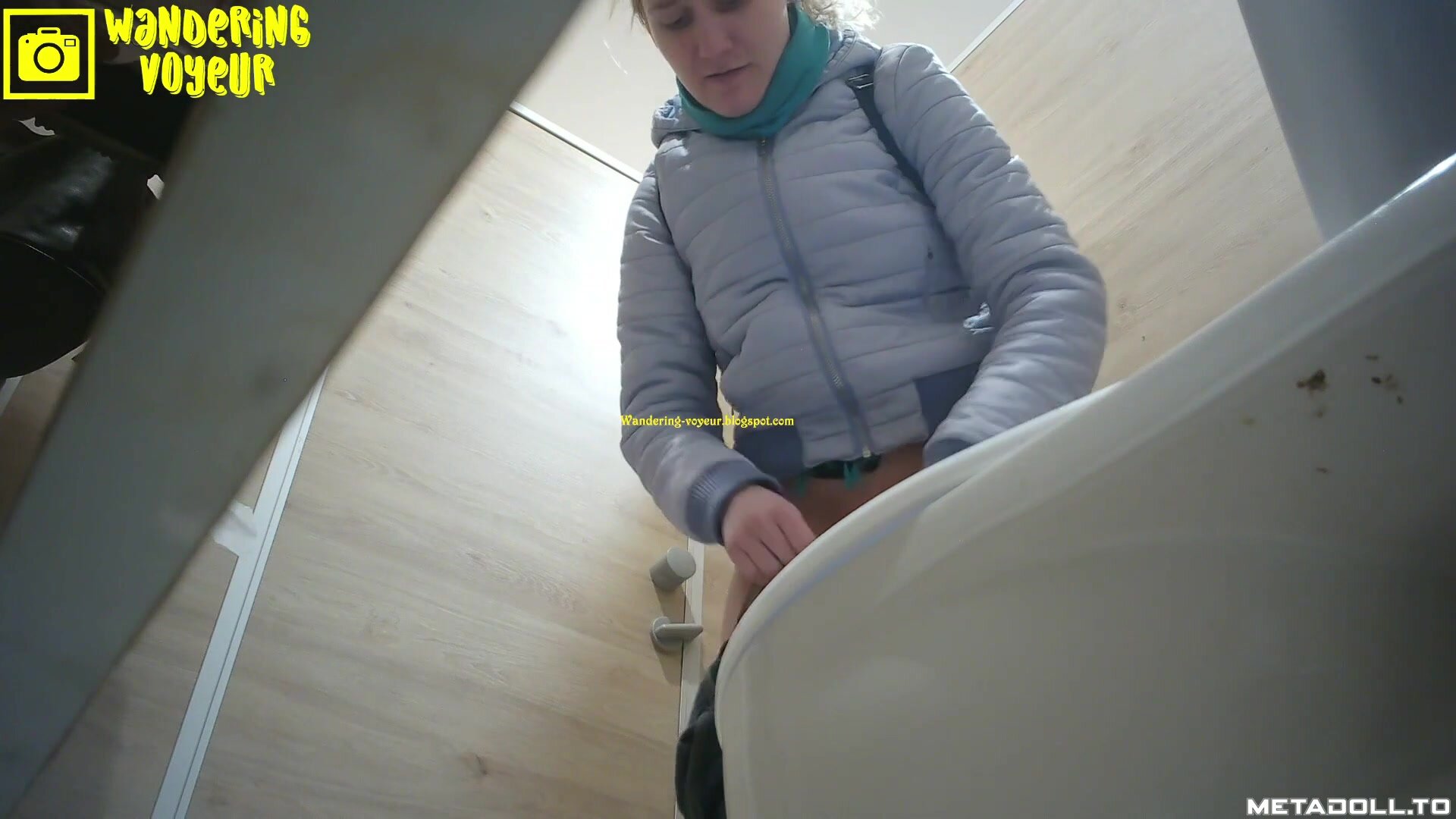 Russian toilet voyeur - video pic