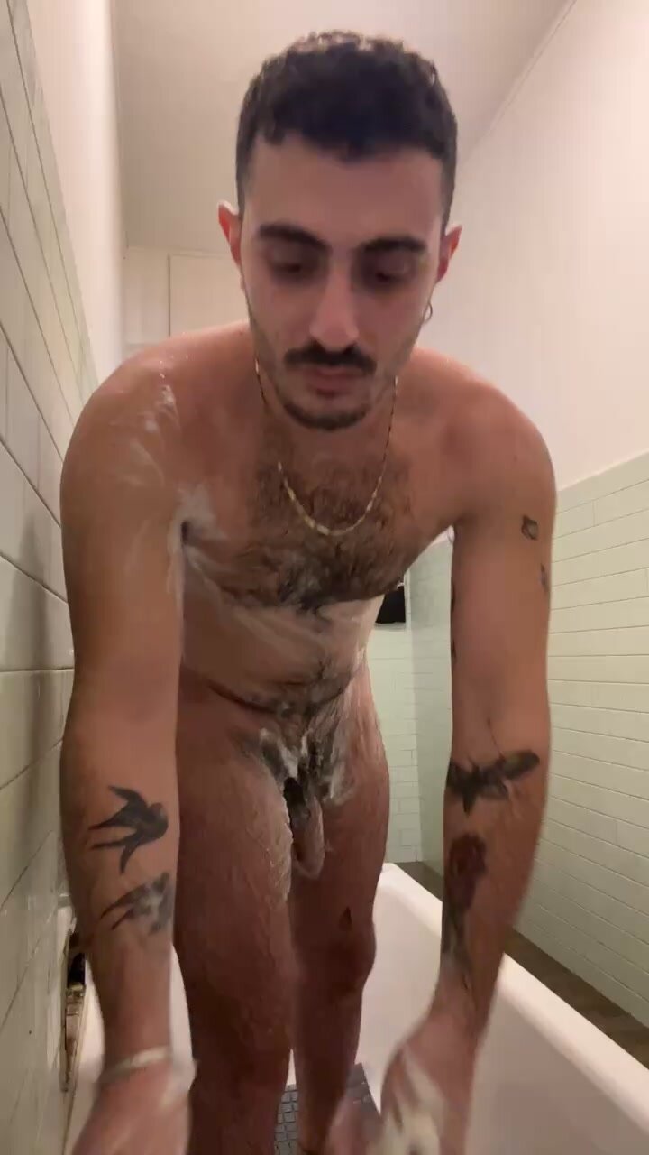 Hot guy takes a shower - ThisVid.com на русском