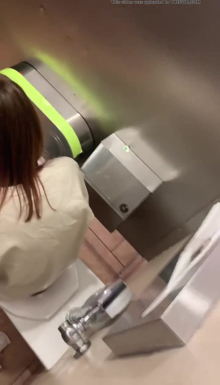 Overstall brunette girl pooping voyeur pic