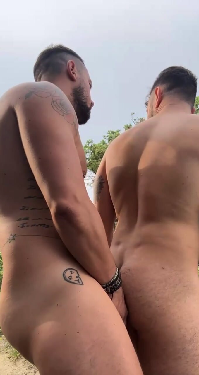 Italians on the beach caught in the act - ThisVid.com Türkçe