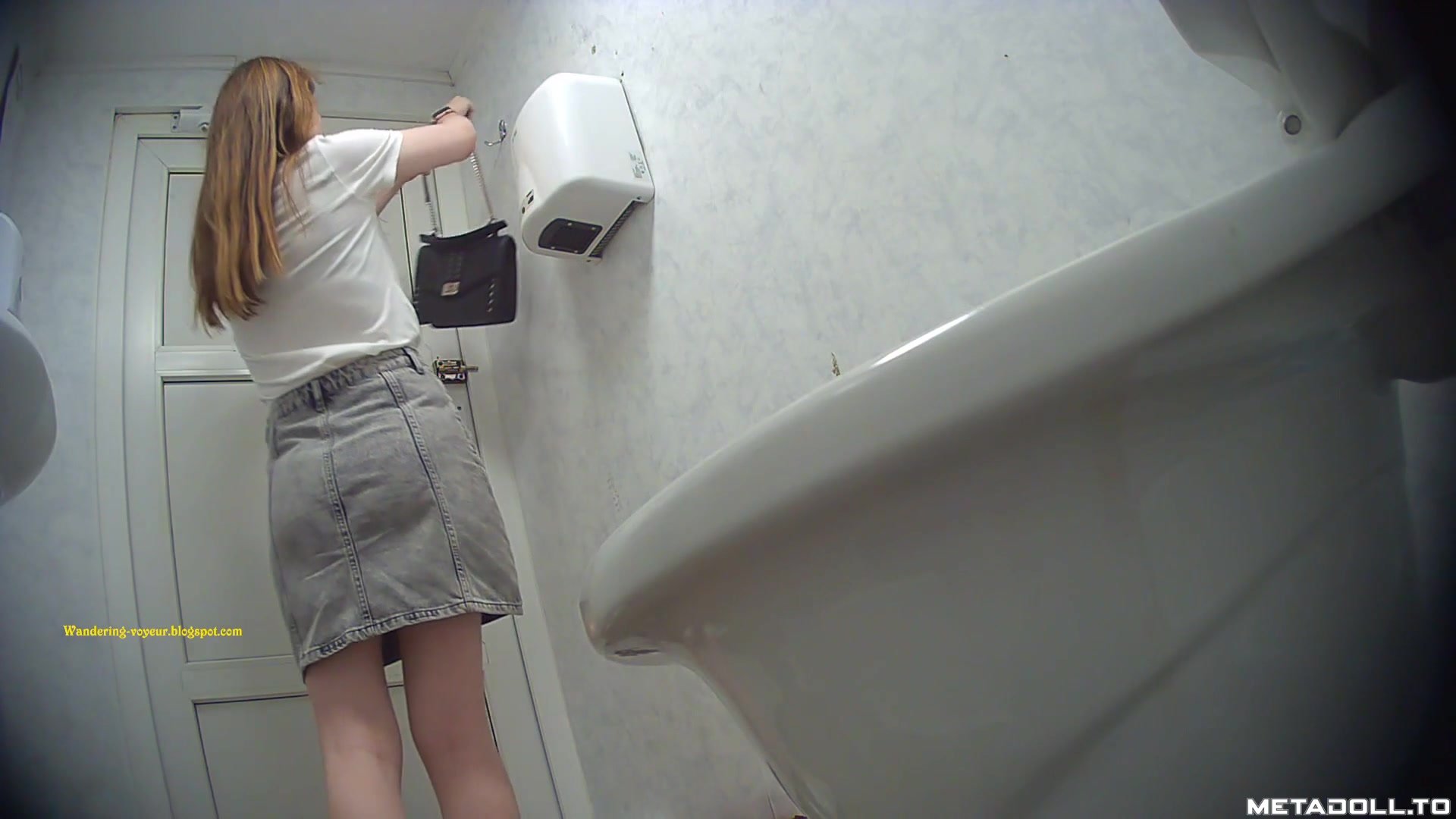 Russian toilet voyeur - video 186 - ThisVid.com