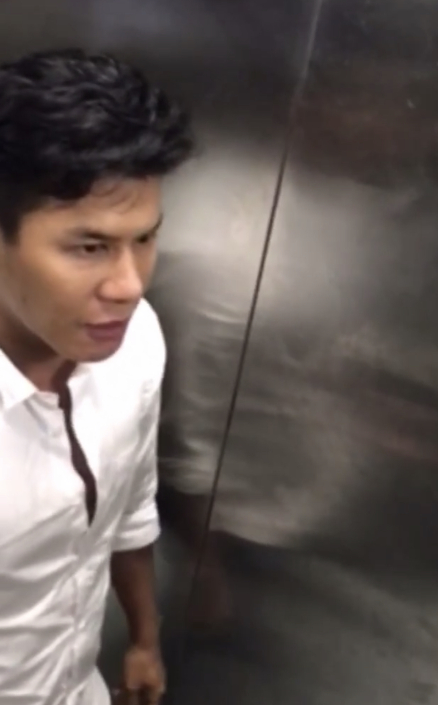 Singapore handsome men blowjob in toilet cubicle pic