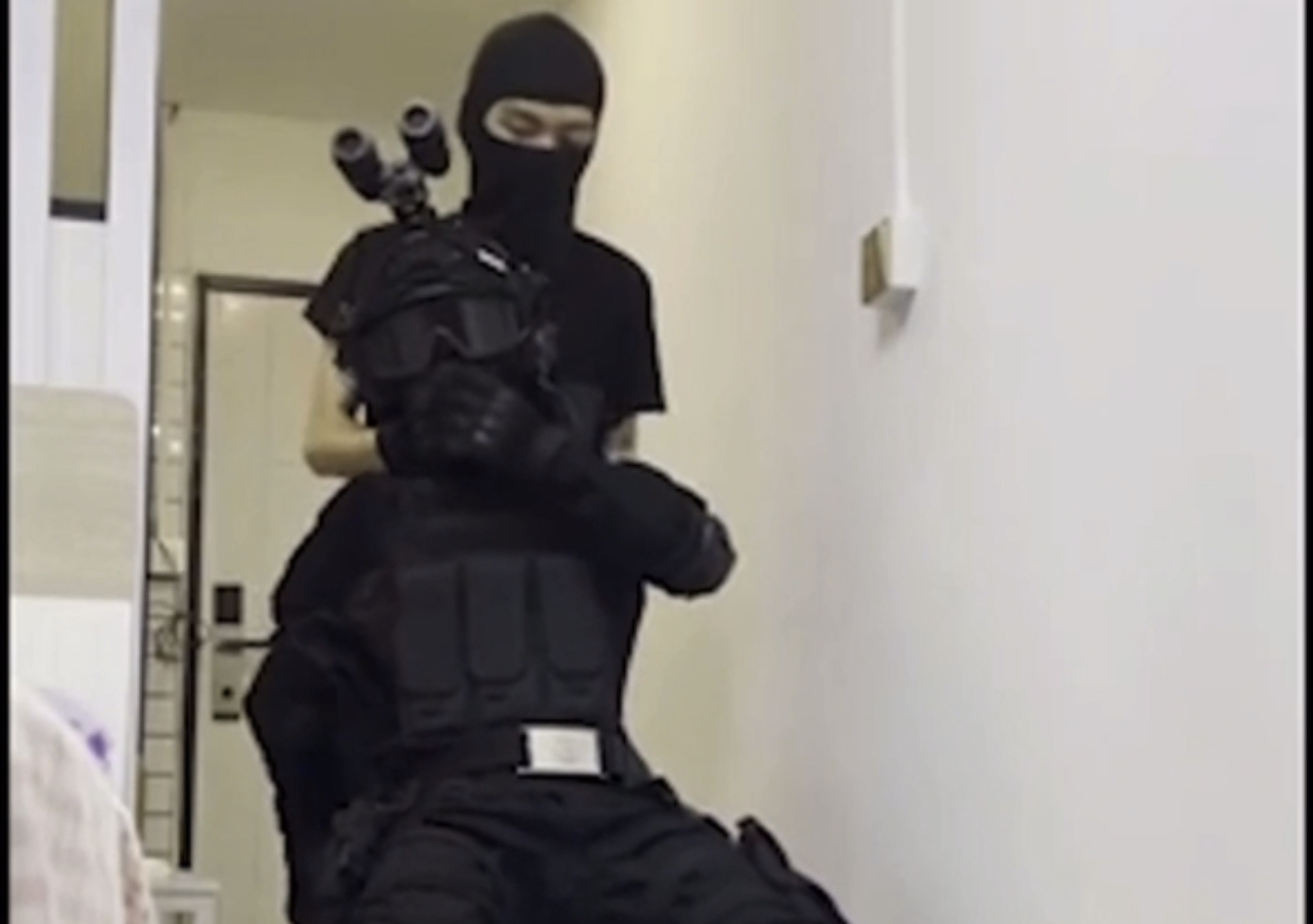 Masked Swat Captured by the Enemy 1 - ThisVid.com En espaÃ±ol