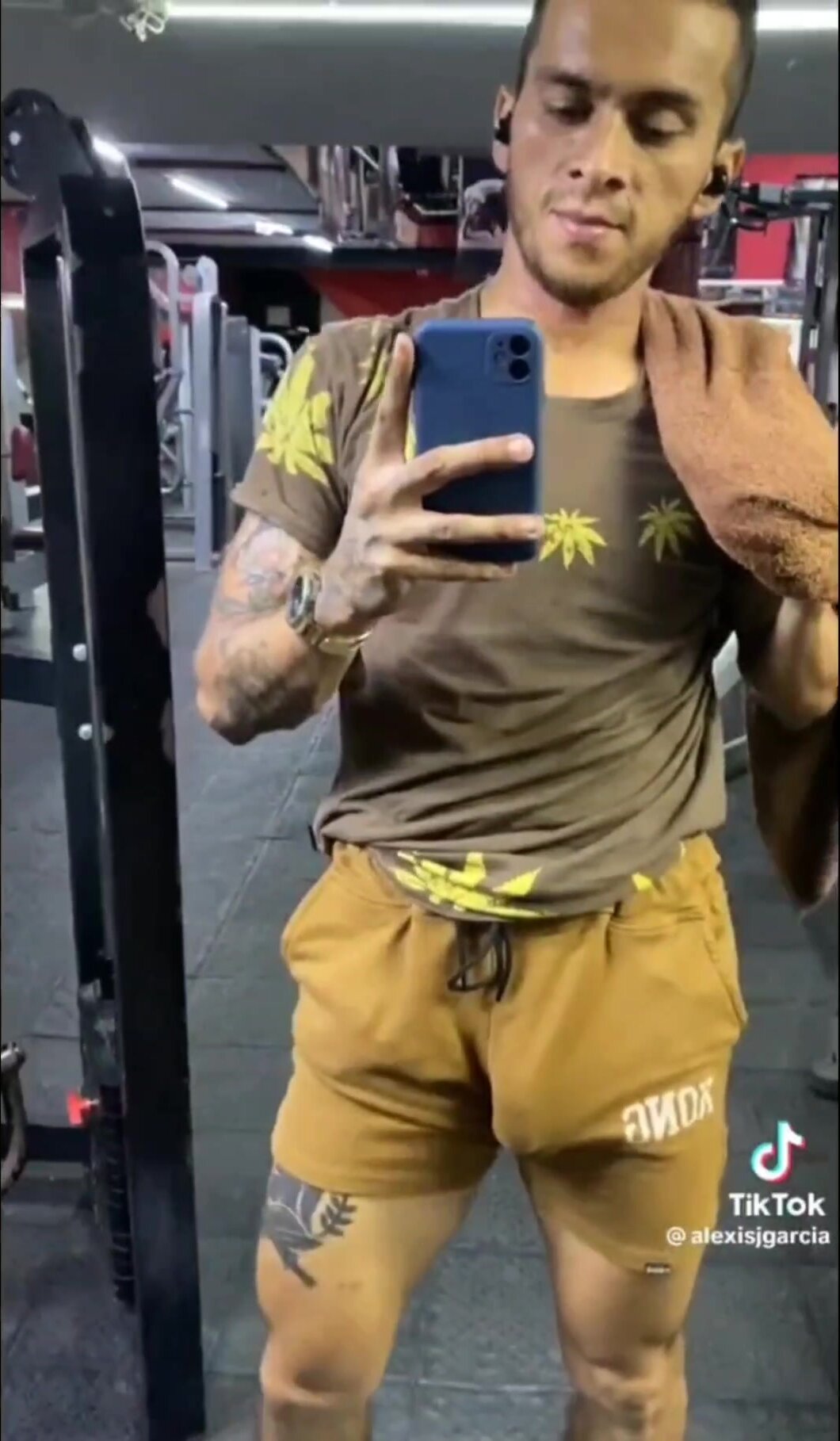 Guy shows off bulge in gym - ThisVid.com