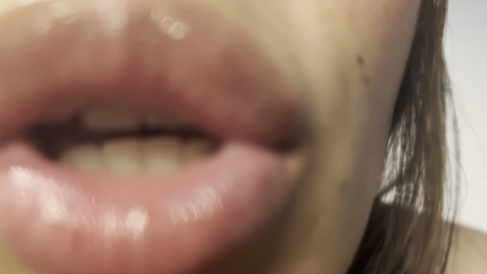 Lens licking - video 2 - ThisVid.com