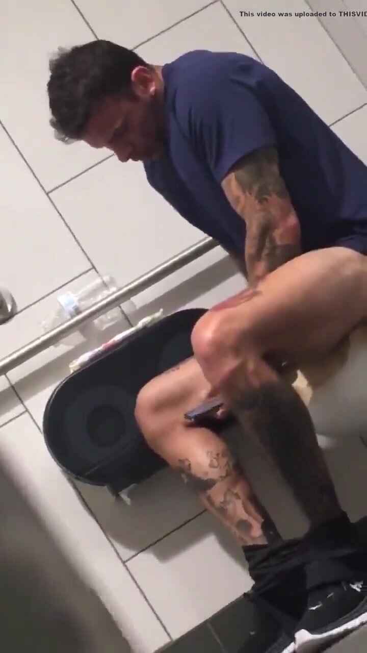 Sexi tatto guy caught cum in stall - ThisVid.com