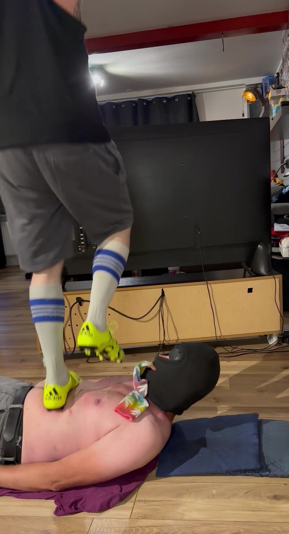 Trampling hard with soccer shoes - ThisVid.com на русском