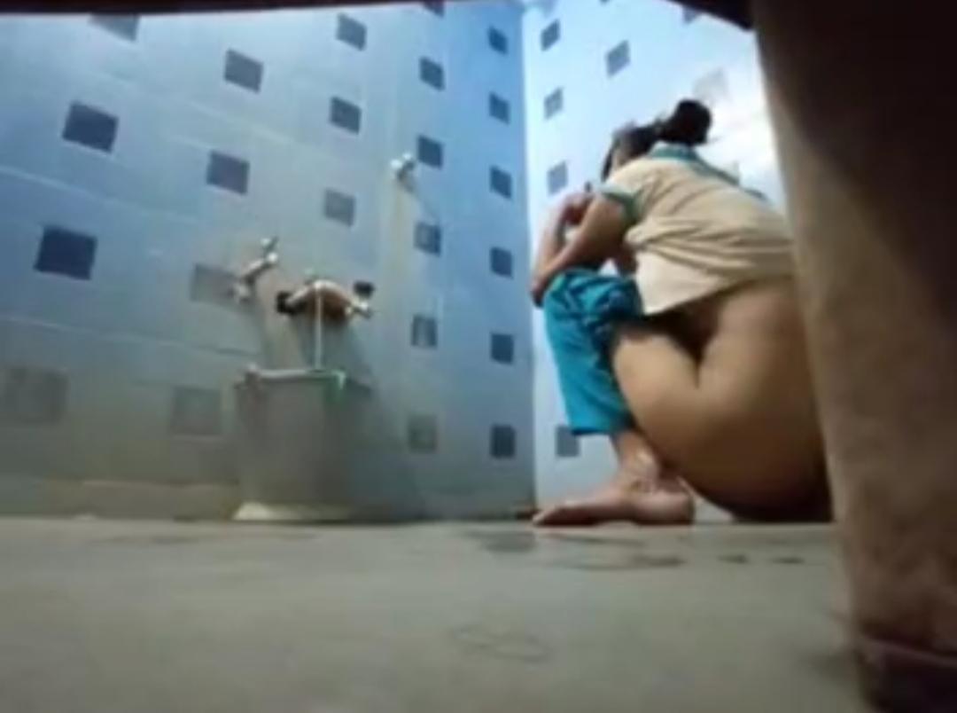 Homely Aunty hidden pissing - video 2 - ThisVid.com 中文