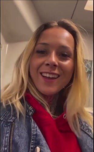 Gorgeous blonde peeing - ThisVid.com