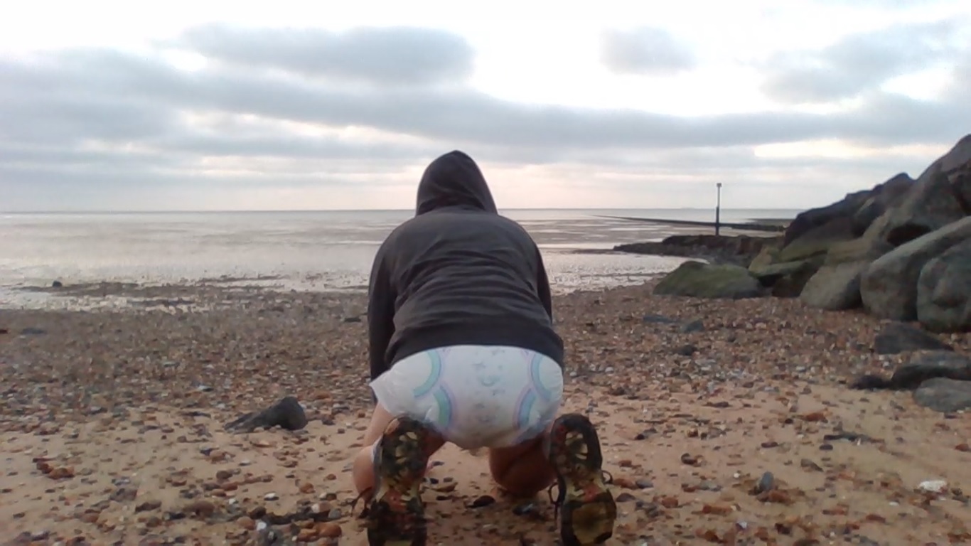 ABDL gangster messing diaper at the beach - ThisVid.com