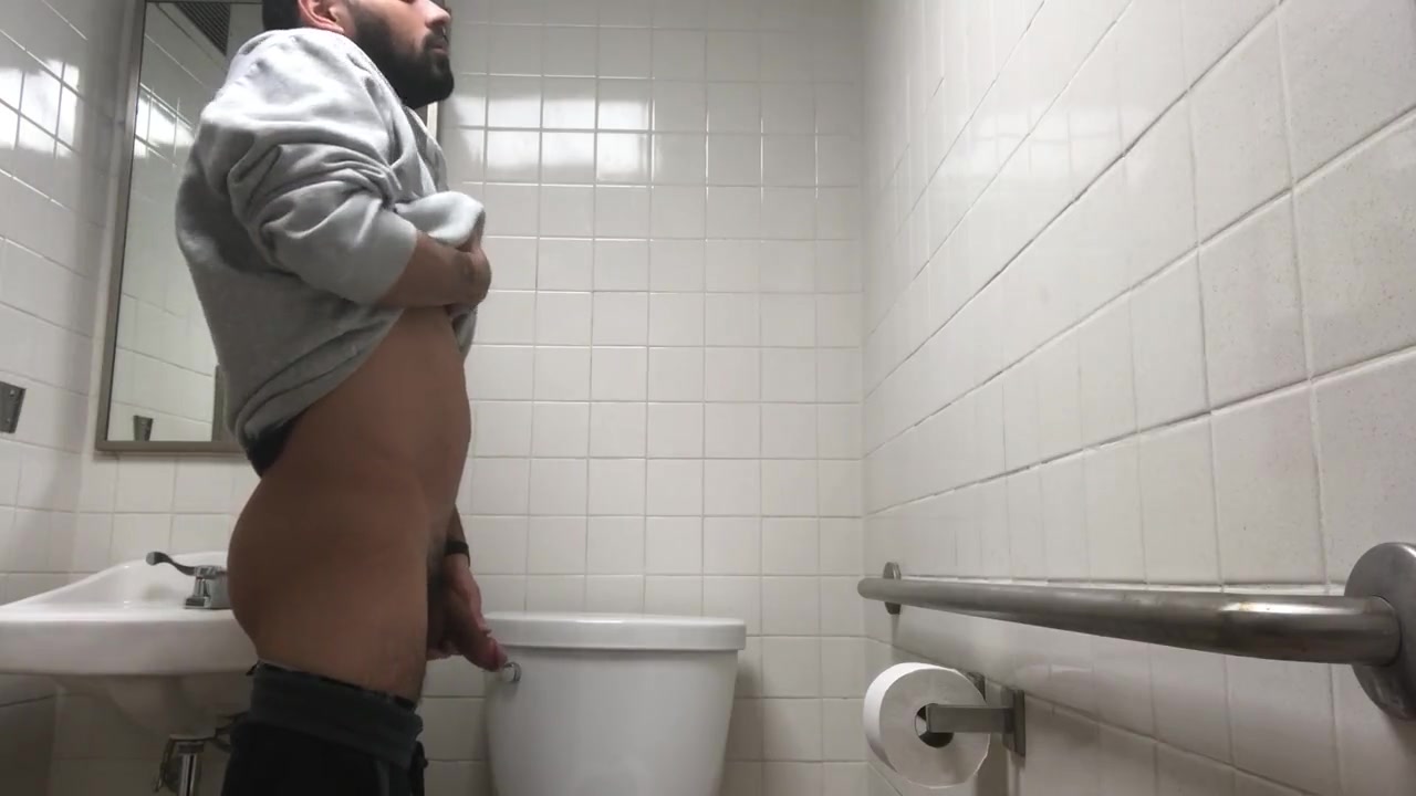 amateur video of guys peeing