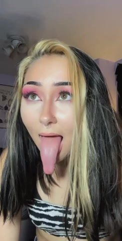 Long tongue girls - ThisVid.com