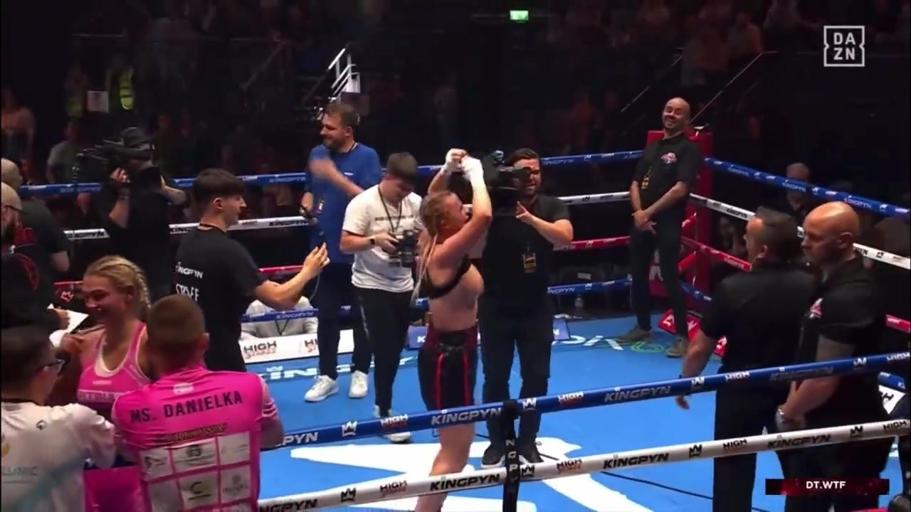 Womens boxer flashes the crowd after her first photo