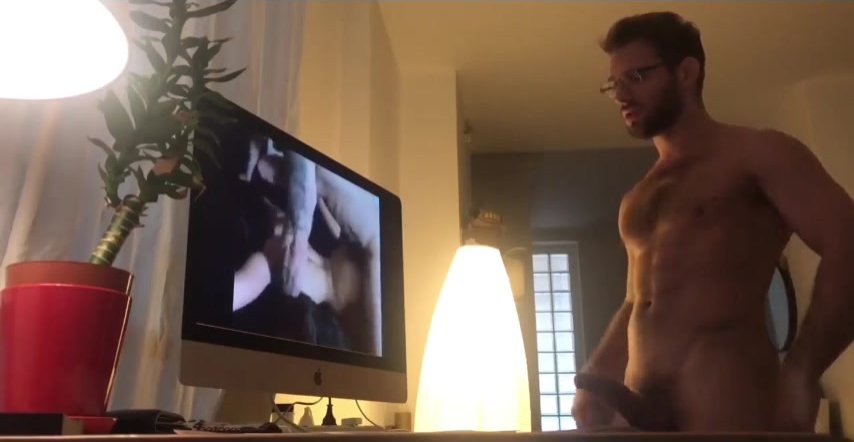 French guy jerking off to porn - ThisVid.com