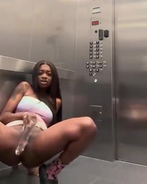 Ebony Elevator Porn - Ebony teen gets caught flooding the elevator - ThisVid.com