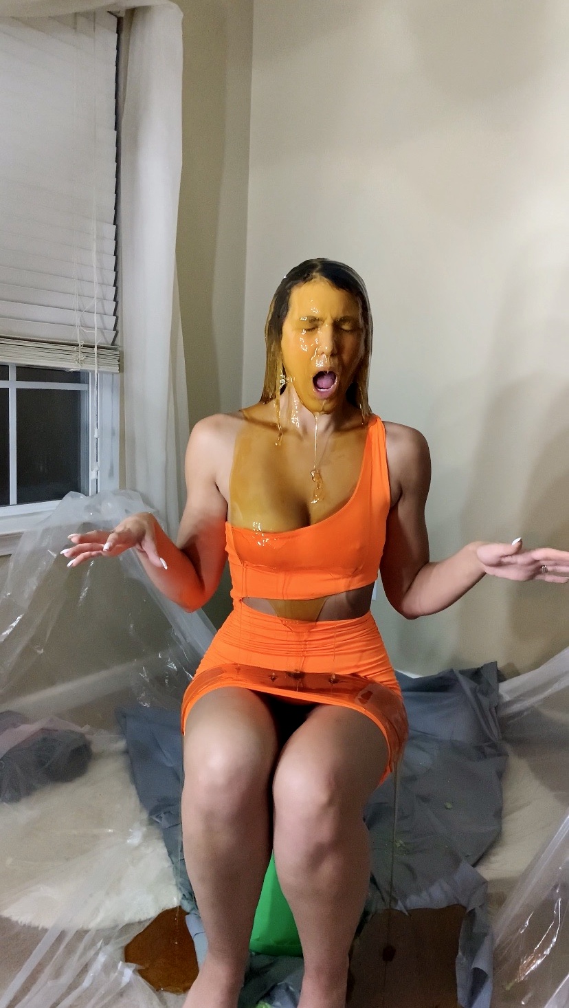 Girl gets Gunged with honey - ThisVid.com на русском