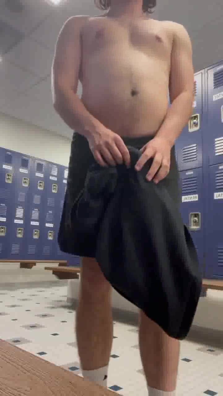 Belly inflation in public - ThisVid.com