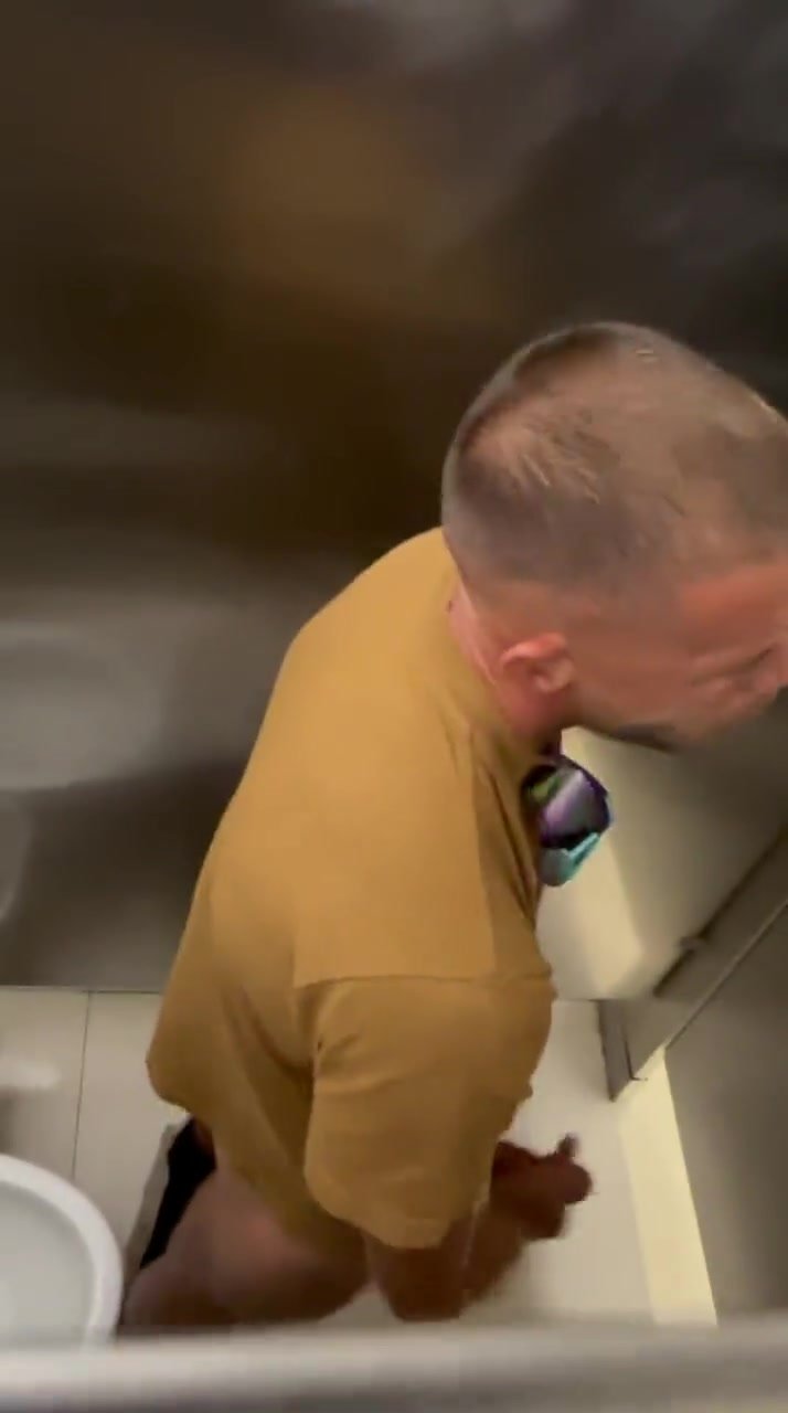 TOILET SPYCAM - VIDEO 124 - ThisVid.com