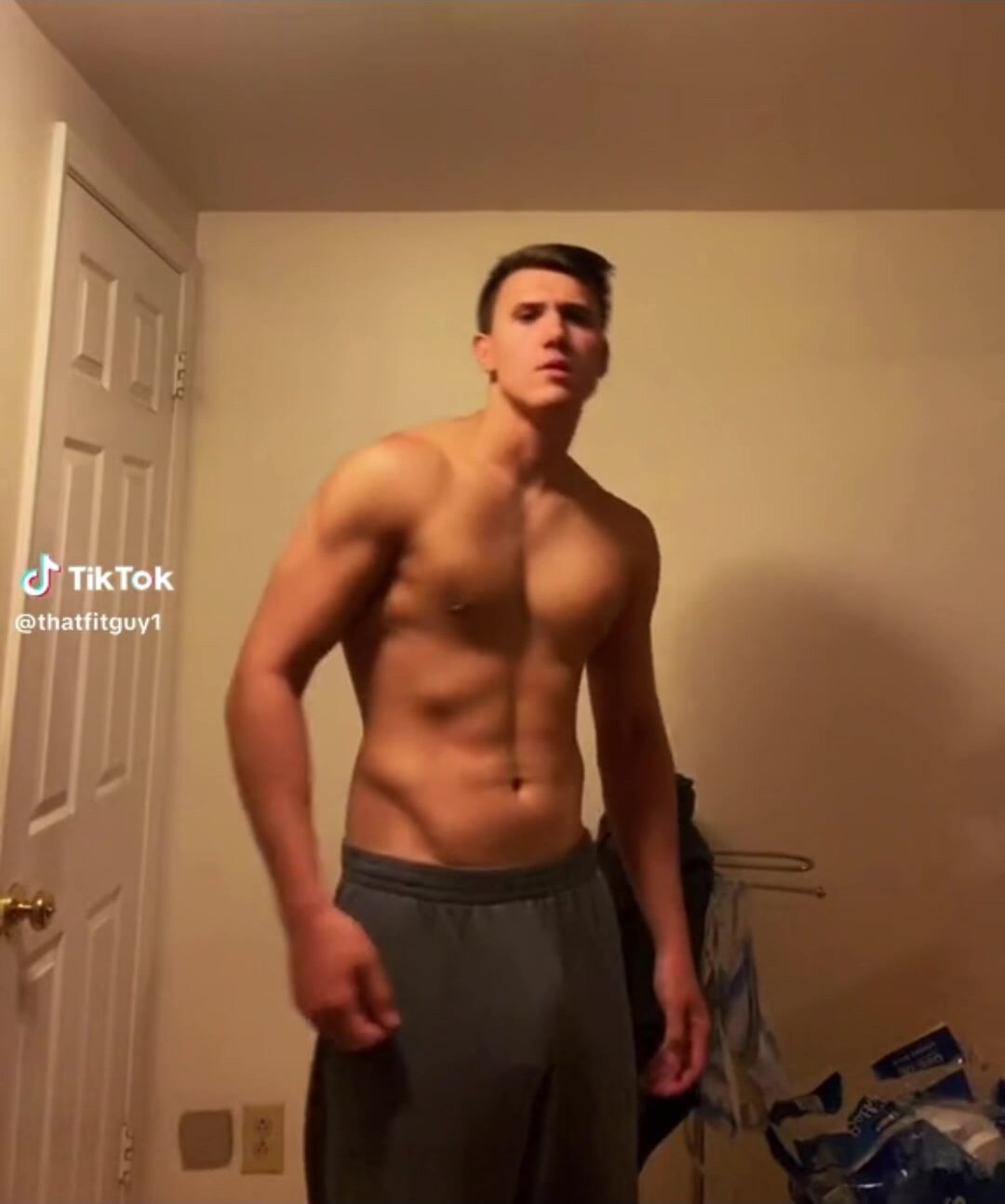 Showing off his bulge in sweatpants - ThisVid.com